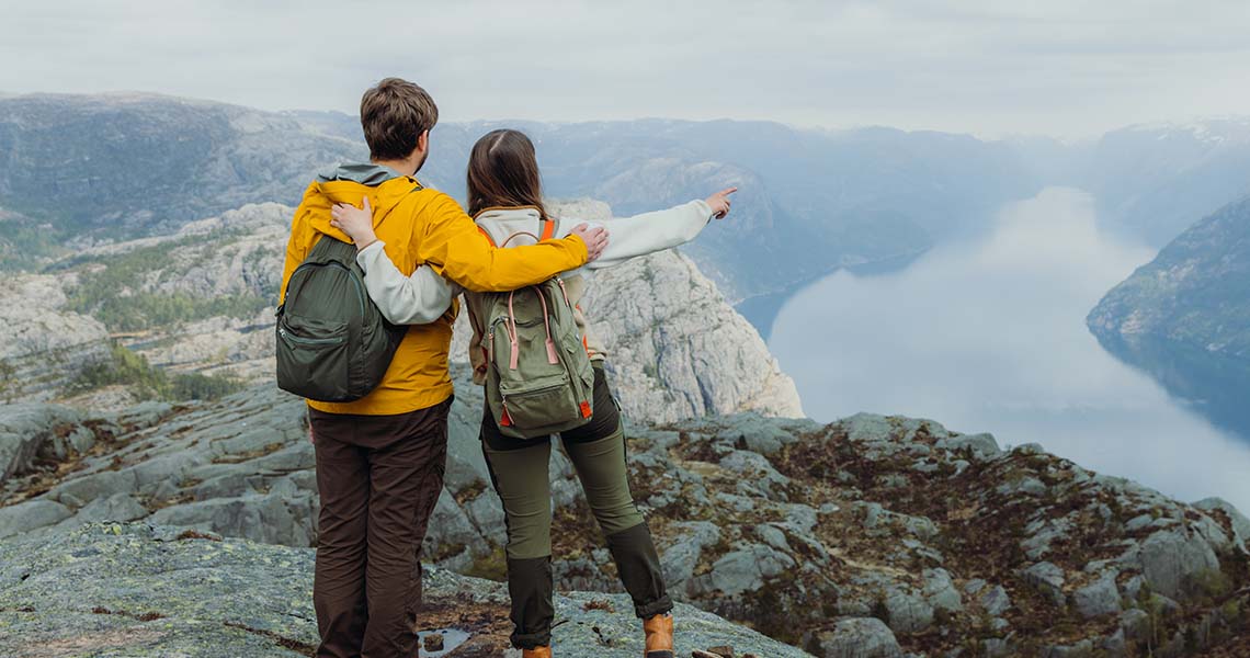 Man och kvinna på berg i Norge