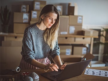 E-handlare som mottar order på laptop